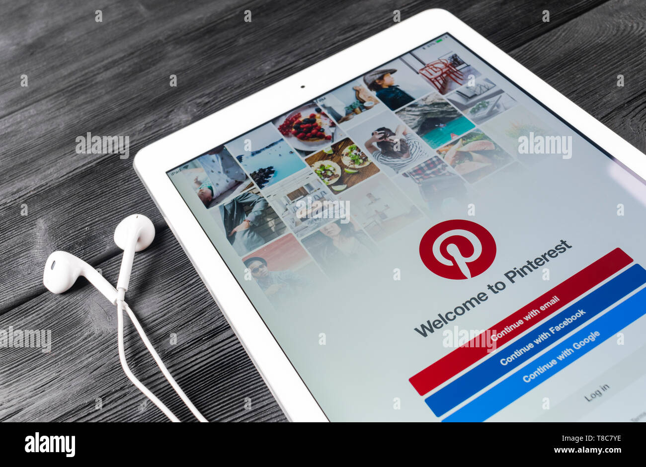 Kirov Russie 23 Novembre 2017 : Apple iPad Pro avec Internet service social Pinterest sur l'écran. Application sur tablette calculer Pinterest Banque D'Images