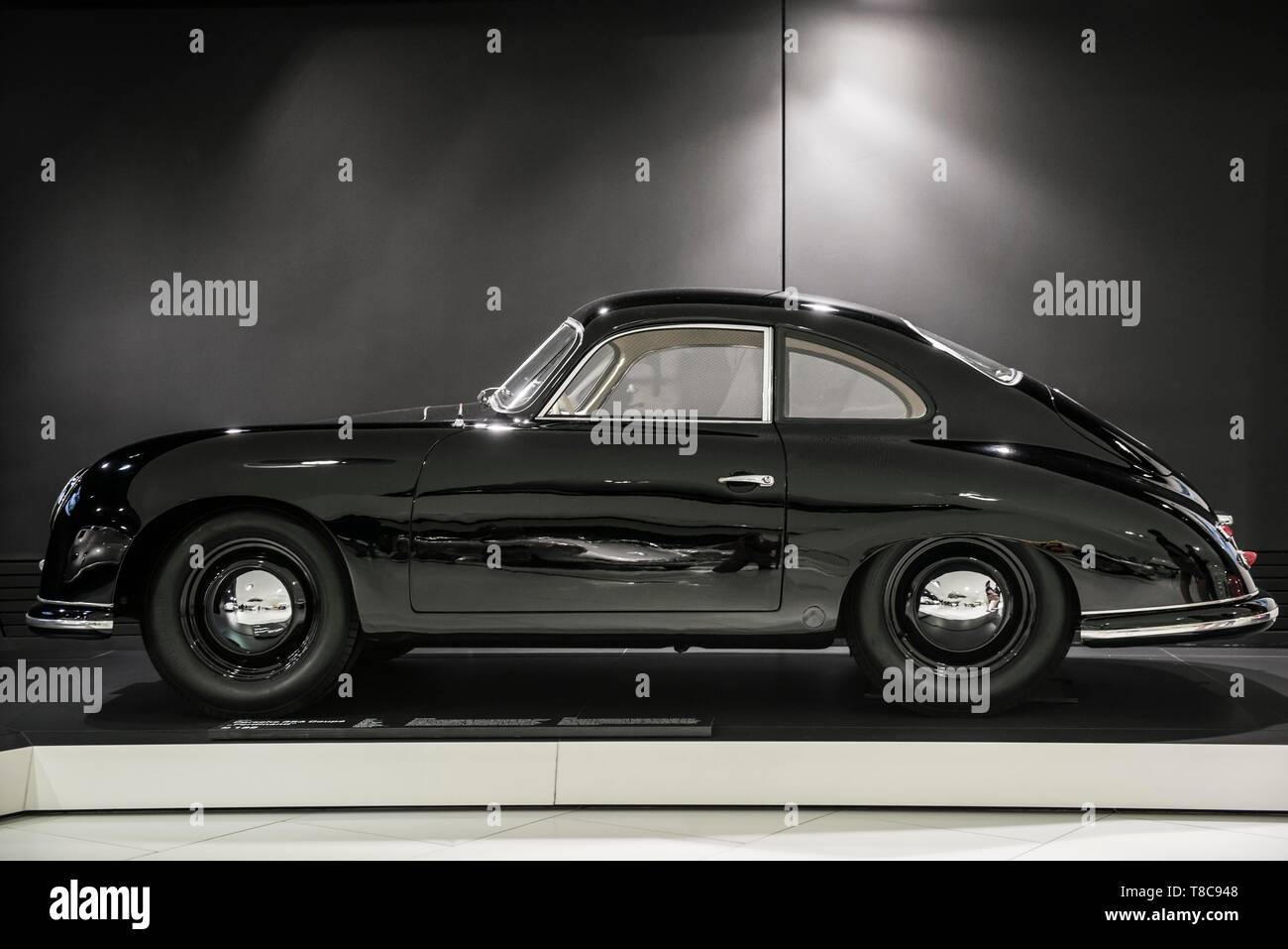 Ferdinand Porsche 356 Coupé, Porsche Museum, Stuttgart, Bade-Wurtemberg, Allemagne Banque D'Images