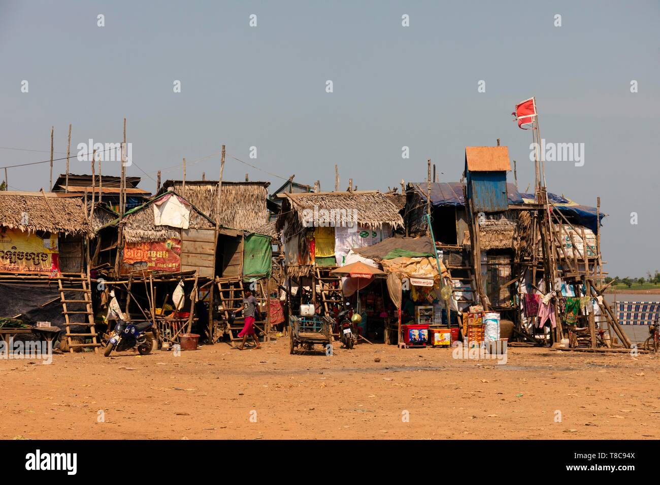 Pile simple logements, maisons sur pilotis sur la rivière Tonle Sap, Kampong Chhnang, Cambodge Banque D'Images