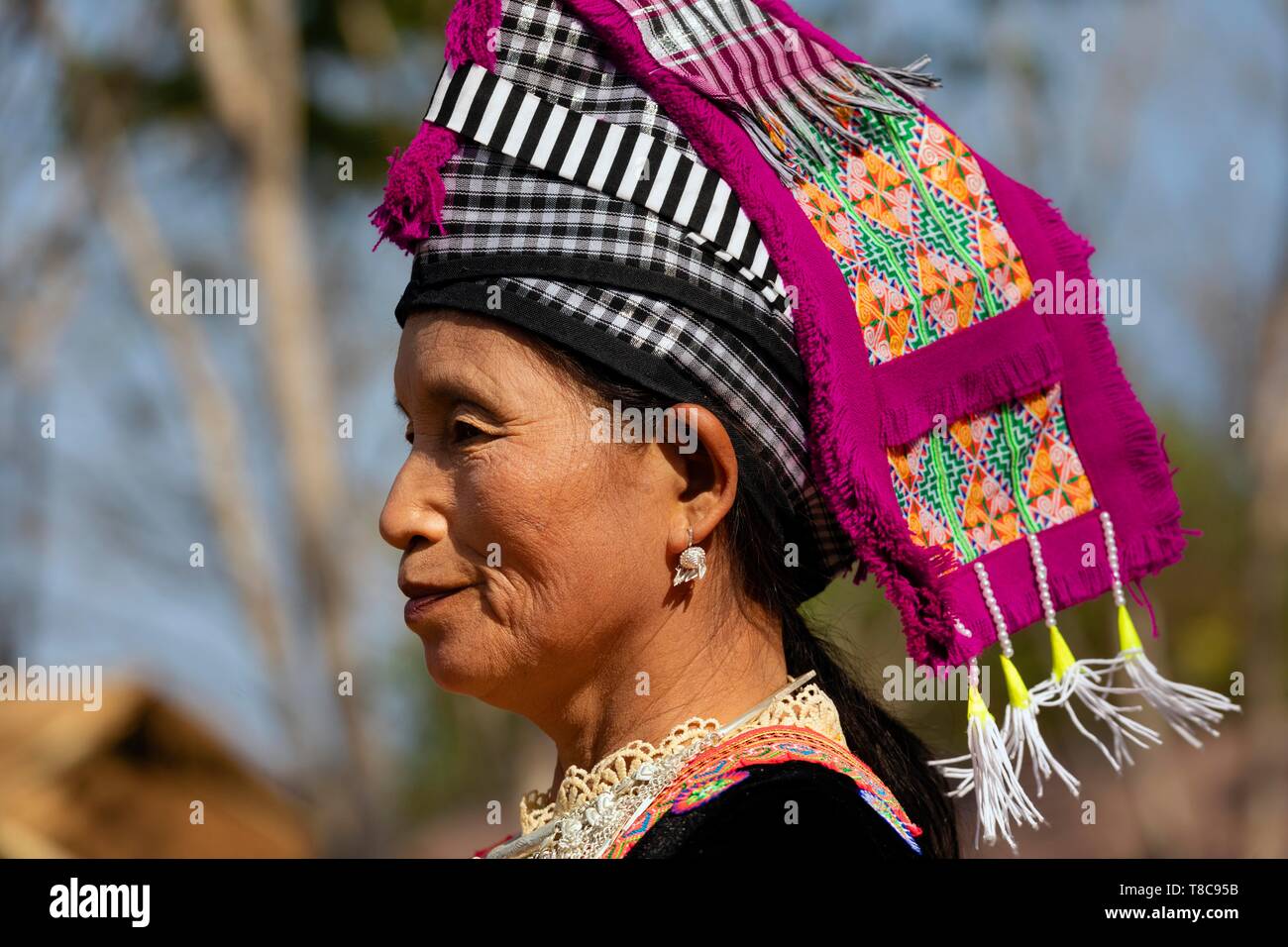Femme Hmong avec foulard, vêtements traditionnels, portrait avec coiffures, province de Chiang Rai, dans le Nord de la Thaïlande, Thaïlande Banque D'Images