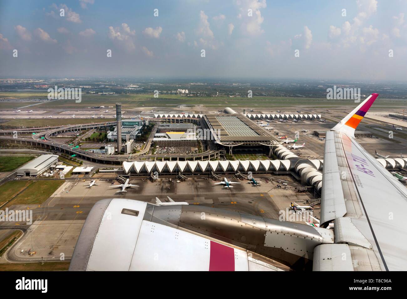 Après le départ de la compagnie aérienne Thai Smile via l'aéroport de Suvarnabhumi, à Bangkok, Thaïlande Banque D'Images