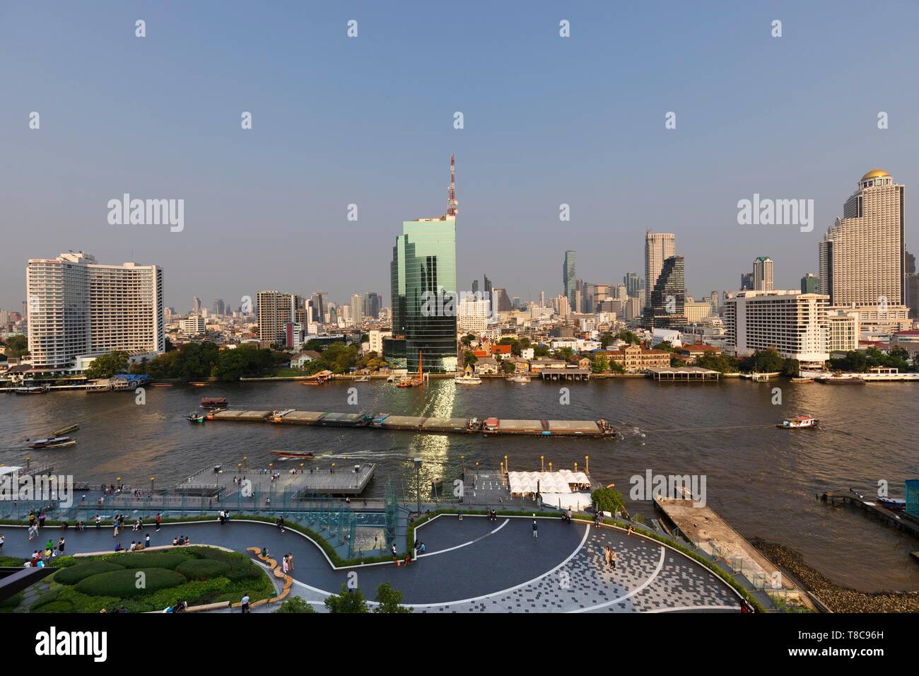 Vue panoramique à partir de Siam, l'icône de chat avec des toits, bâtiment remorqueur avec des chalands sur la Mae Nam Chao Phraya, Bang Rak et de district dans le district de Khlong San Banque D'Images