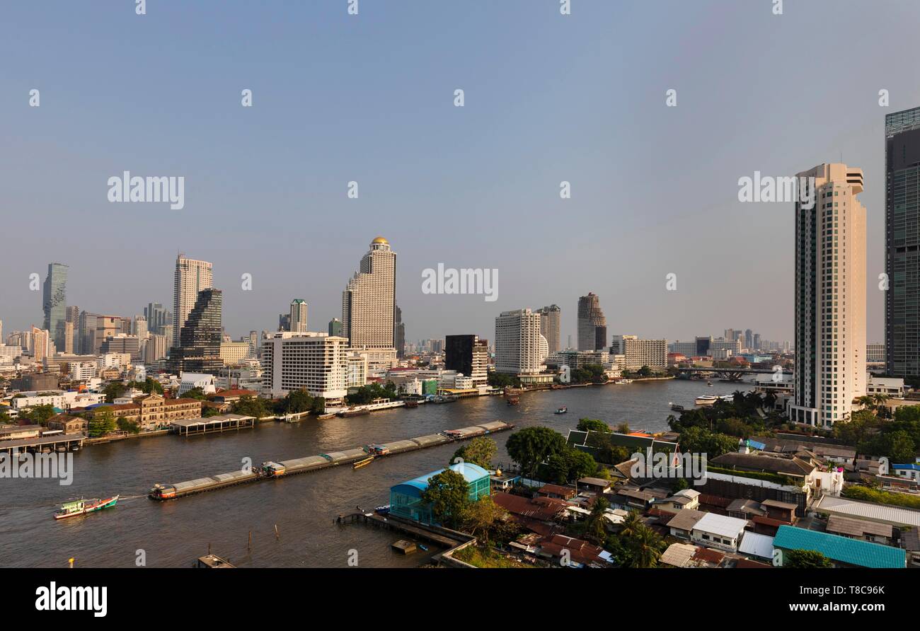 L'icône Vue panoramique à partir de Siam, Skyline, courir avec des chalands sur la Mae Nam Chao Phraya, Bang Rak et district Khlong San district à Thonburi, Bangkok Banque D'Images