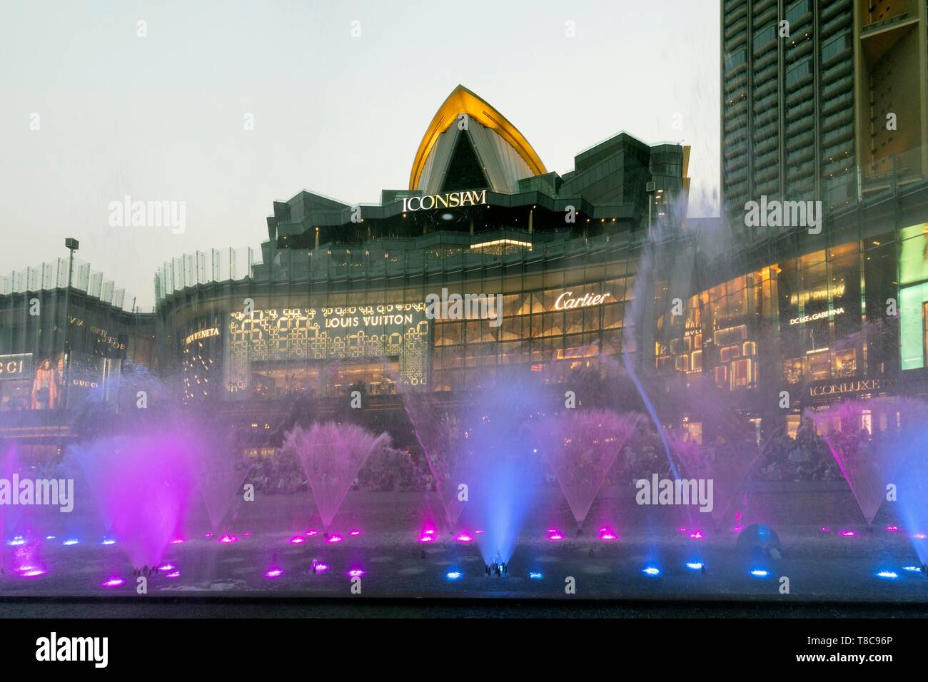 Jeux d'eau avec fontaines de couleur en face de l'IconSiam shopping centre, Khlong San District, Thonburi, Bangkok, Thaïlande Banque D'Images