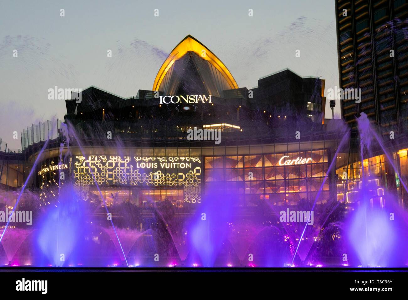 Jeux d'eau avec fontaines de couleur en face de l'IconSiam shopping centre, Khlong San District, Thonburi, Bangkok, Thaïlande Banque D'Images