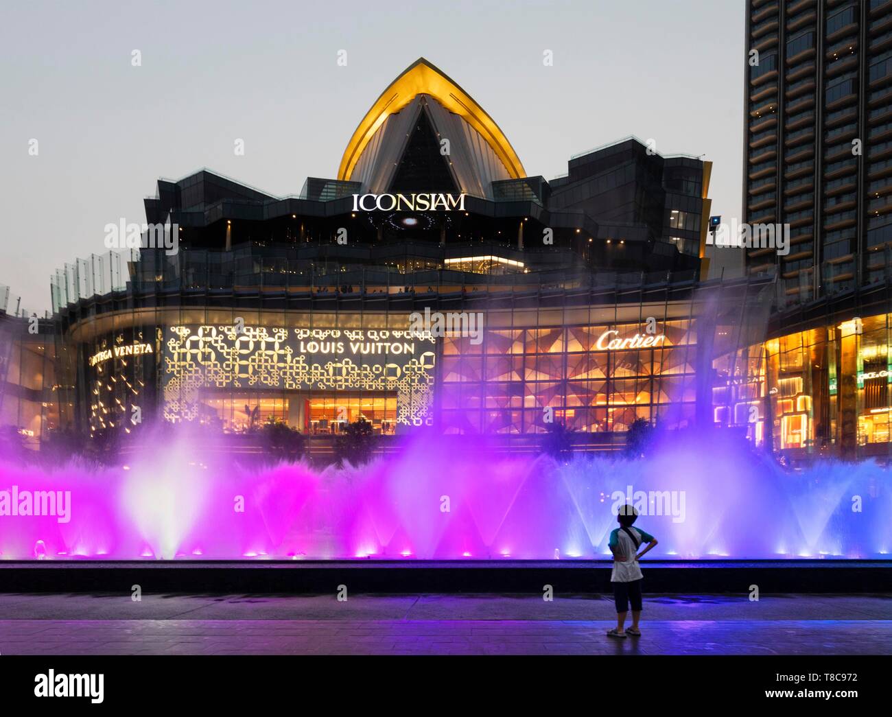 Jeux d'eau avec fontaines de couleur en face de l'IconSiam shopping centre, Khlong San District, Thonburi, Bangkok, Thaïlande Banque D'Images