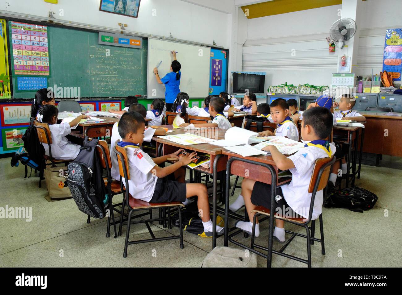 Les élèves pendant la leçon en classe, l'école primaire, Bangkok, Thaïlande Banque D'Images