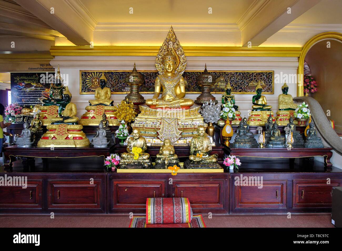 Wat Saket ou Mont d'Or Golden Buddha, chiffres à l'entrée, Bangkok, Thaïlande Banque D'Images