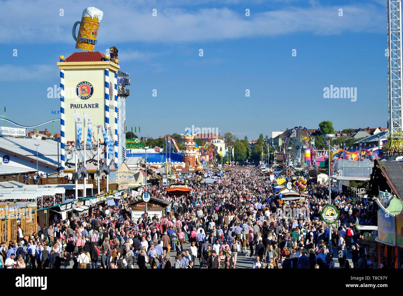 Vue de la tour de Paulaner, des foules de gens, entassés entre les cabines, l'Oktoberfest, Munich, Haute-Bavière, Bavière, Allemagne Banque D'Images