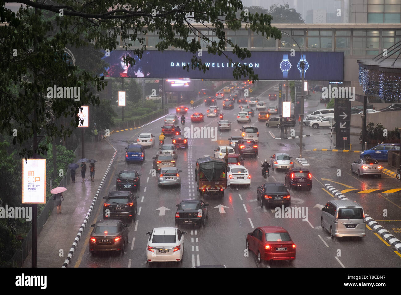 Le trafic sur la route de la ville pendant la pluie douche à Kuala Lumpur, Malaisie Banque D'Images