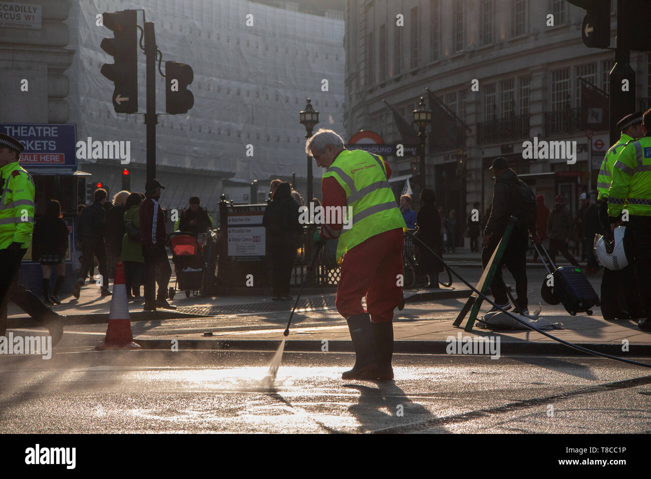 Un street Cleaner nettoie les rues autour de Piccadilly Circus au crépuscule après extinction Rebellion clôture de la routes en mai 2019 Banque D'Images