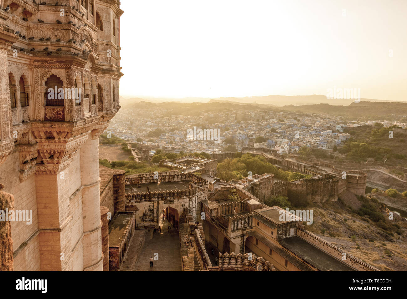 Vue imprenable sur l'ancien fort Mehrangarh lors d'un magnifique coucher de soleil avec la ville bleue de Jodhpur en arrière-plan, Rajasthan, Inde. Banque D'Images