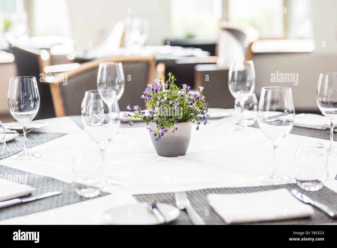 Table de luxe avec verres, serviettes et couverts dans un restaurant ou un hôtel Banque D'Images