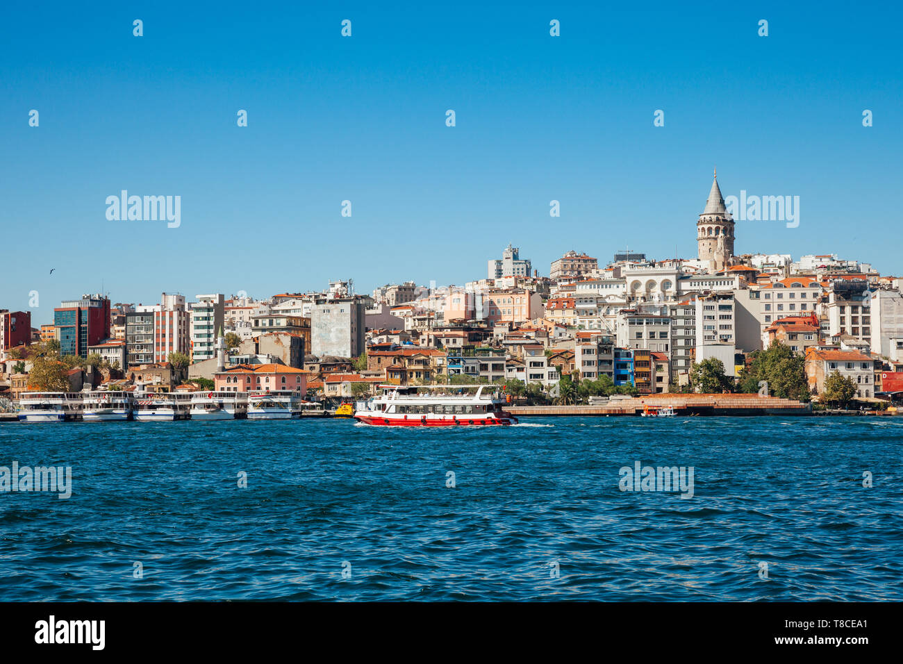 Un bateau de tourisme voiles dans toute la Corne d'or, Istanbul, Turquie Banque D'Images