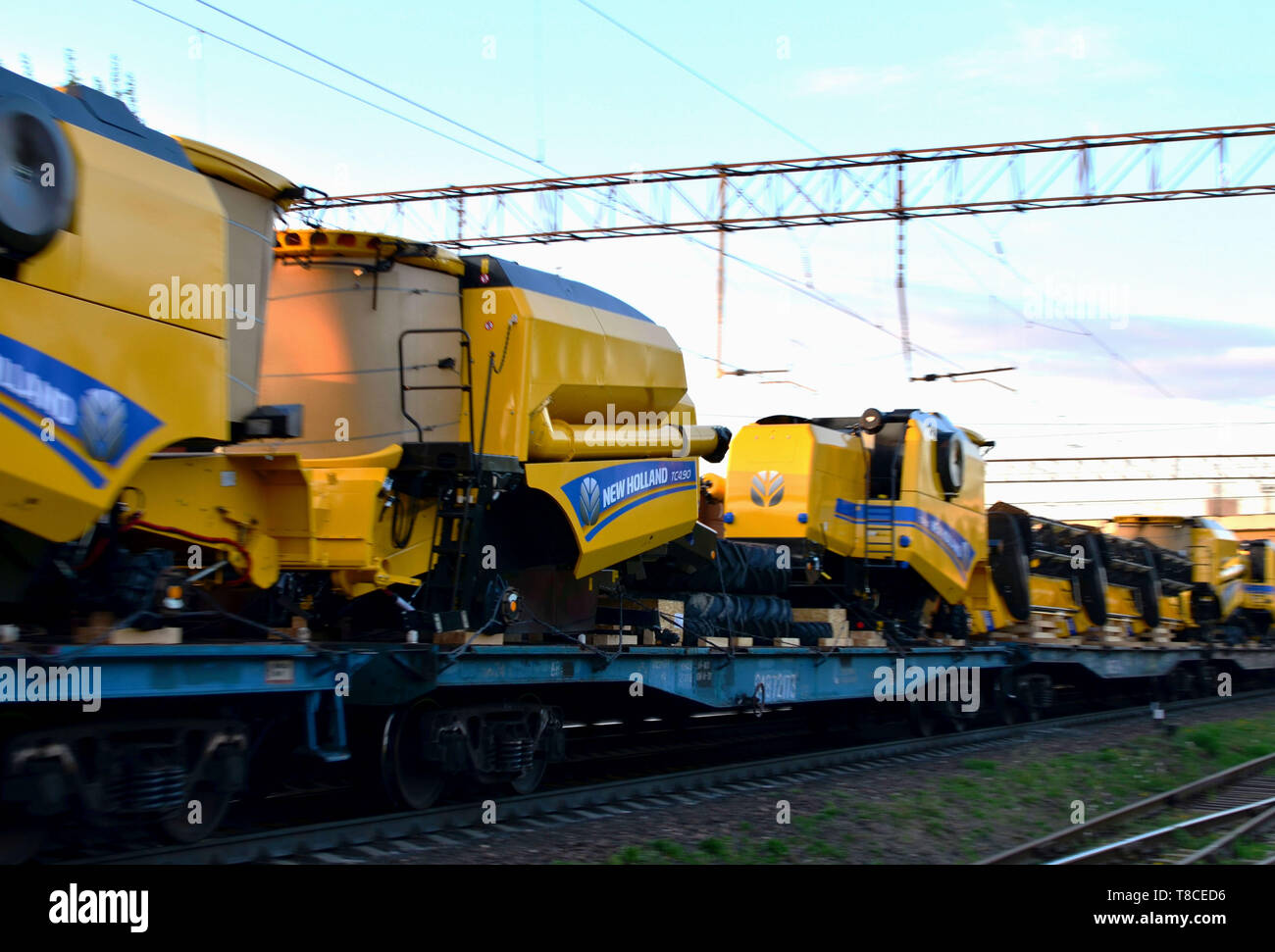 Minsk, Bélarus, 07.05.2019 : Transport des exploitants agricoles "Nouvelle Hollande" (produit par CNH Industria) sur le train de marchandises. Logistique de livraison Banque D'Images