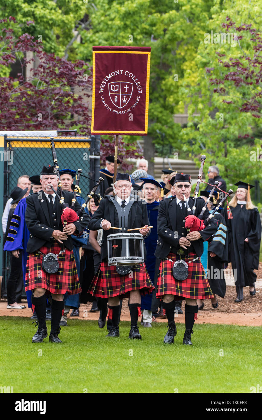 Procession d'ouverture de la cornemuse et des finissants bannière tradional de Westmont University en lieu d'exposition à Montecito, Californie, États-Unis, à Mai Banque D'Images