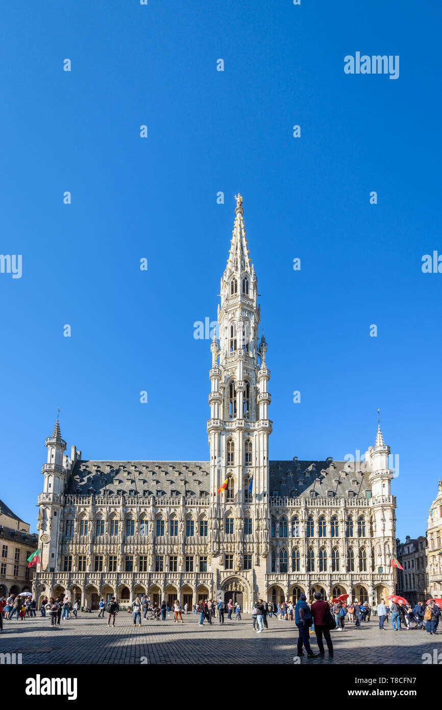 Vue de face de l'hôtel de ville et ses 96 mètres de haut clocher sur la Grand Place à Bruxelles, Belgique. Banque D'Images