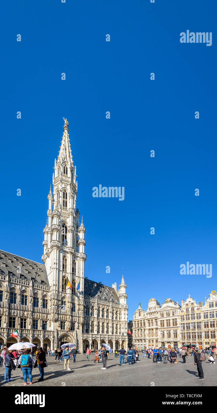 L'hôtel de ville et ses 96 mètres de haut clocher sur la Grand Place à Bruxelles, Belgique. Banque D'Images