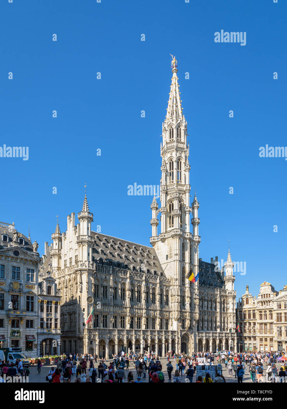 L'hôtel de ville et ses 96 mètres de haut clocher sur la Grand Place à Bruxelles, Belgique. Banque D'Images