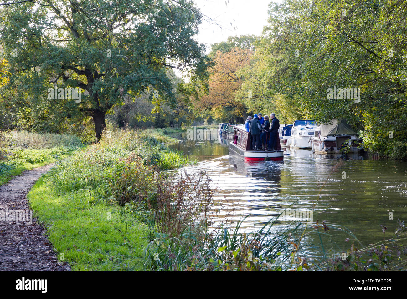 Barge Canal et les gens sur le pont le long de l'automobile à côté de ceux amarrés contre la banque du bordé de la rivière Wey Navigation sur un tronçon près de Guildford Banque D'Images