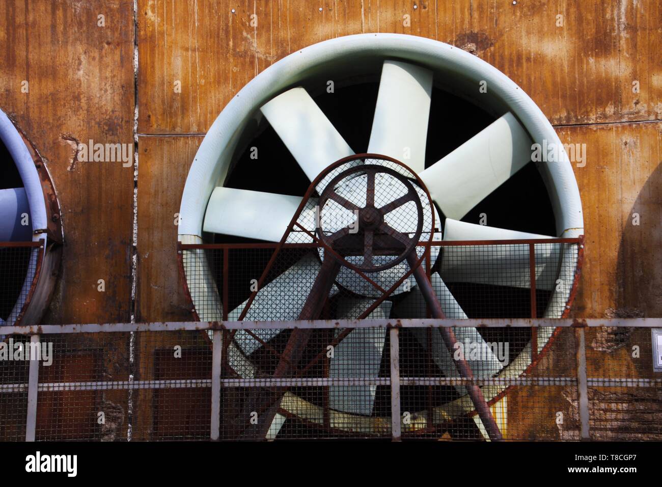 Landschaftspark Duisburg, Allemagne : turbine gris avec courroie et paroi en acier rouillé Banque D'Images