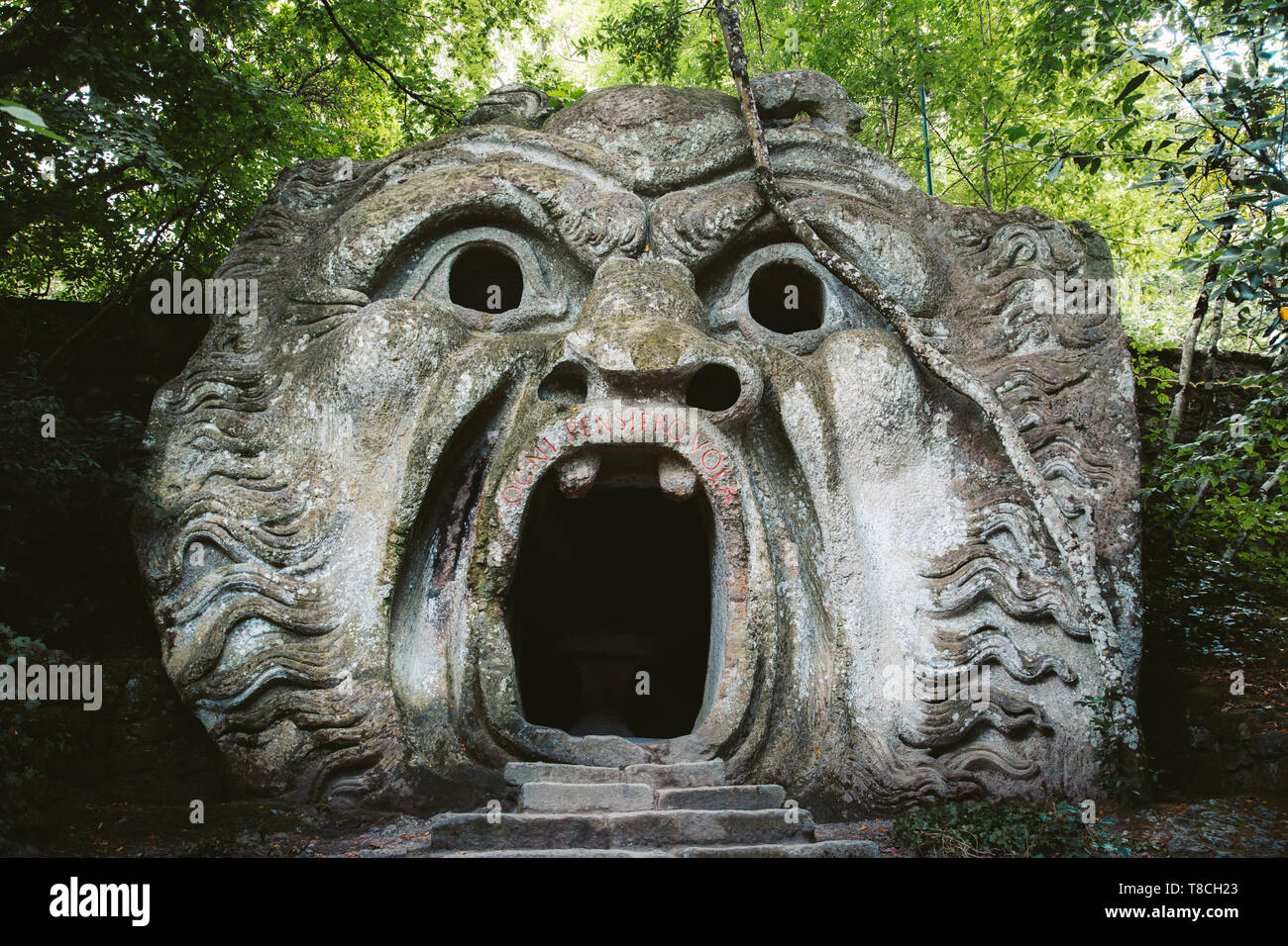 Orcus bouche sculpture au célèbre parc dei mostri (Parc des Monstres), également nommé Sacro Bosco (bois sacré) ou les jardins de Bomarzo à Bomarzo Banque D'Images