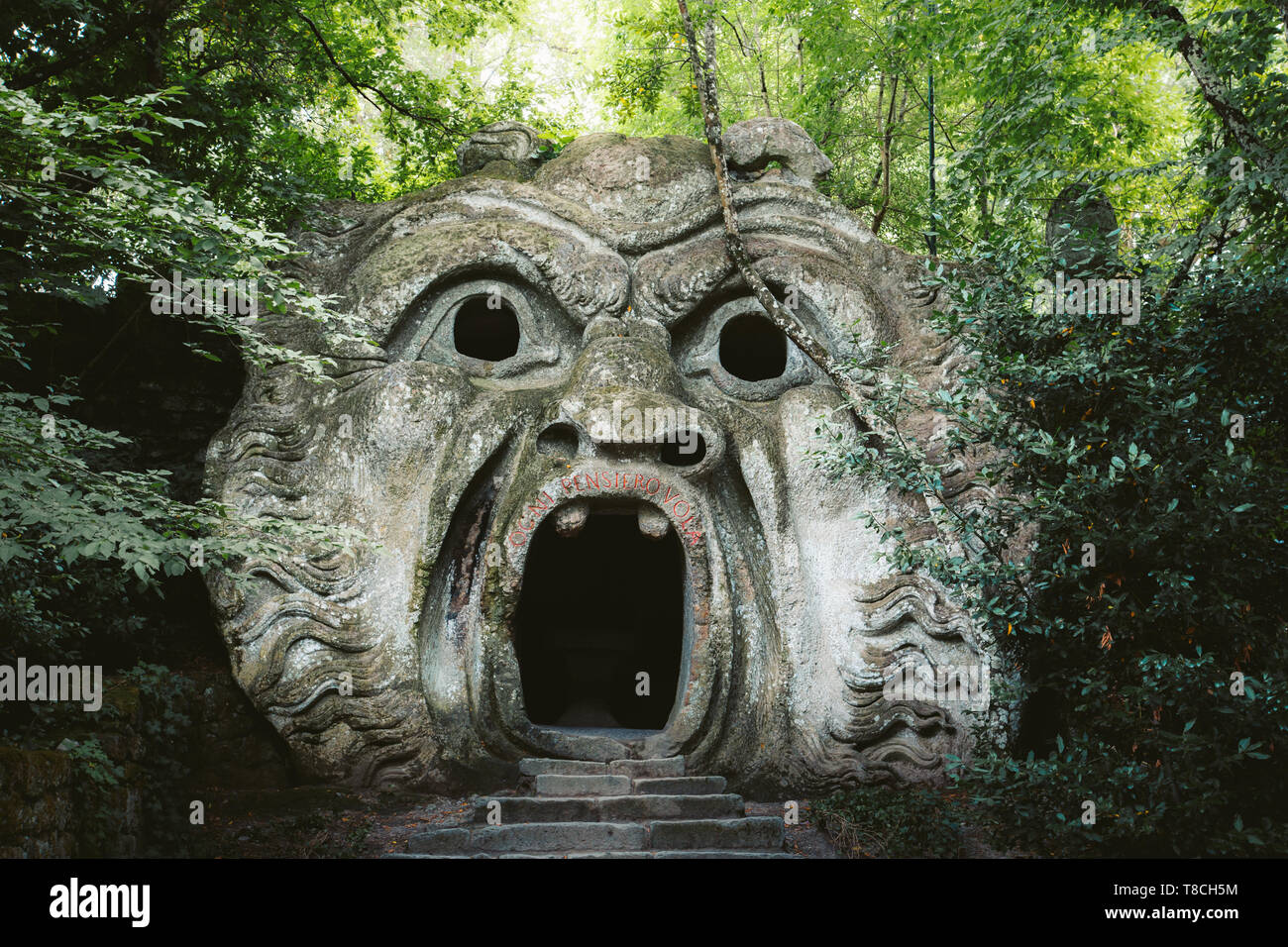 Orcus bouche sculpture au célèbre parc dei mostri (Parc des Monstres), également nommé Sacro Bosco (bois sacré) ou les jardins de Bomarzo à Bomarzo Banque D'Images
