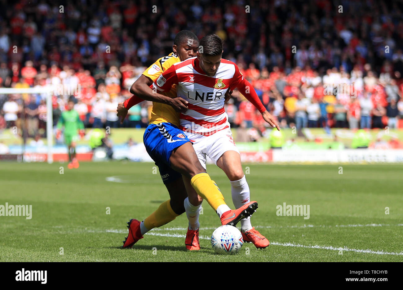 L'Dijksteel Anfernee Charlton Athletic (à gauche) et de Doncaster Rovers' Danny Andrew bataille pour la balle durant le ciel parier League One Play-off, première étape au stade Keepmoat, Doncaster. Banque D'Images