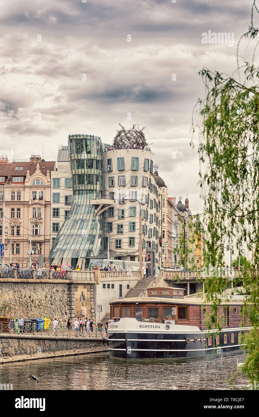 Prague, République tchèque - avril 26,2019 Maison dansante et cruiese bateau sur la Vltava Banque D'Images