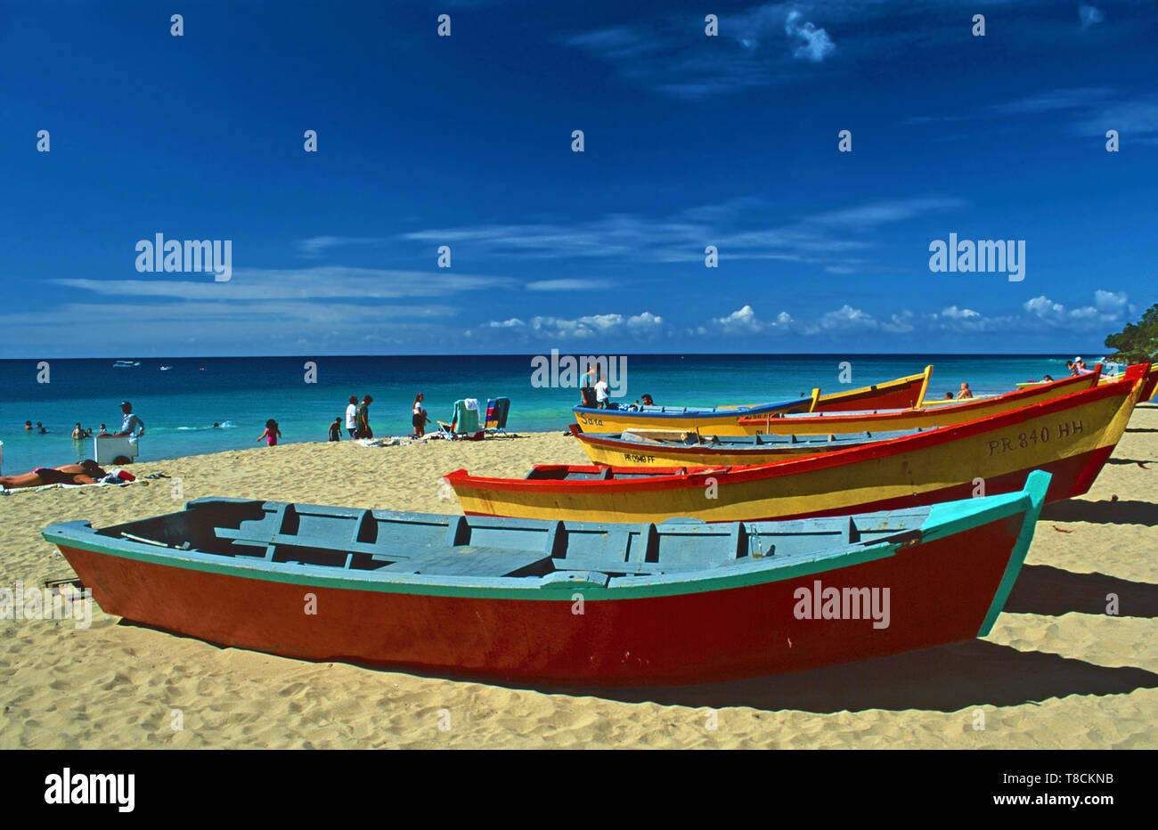 Bateaux colorés au Crash Boat Beach,Aquadilla, Porto Rico Banque D'Images