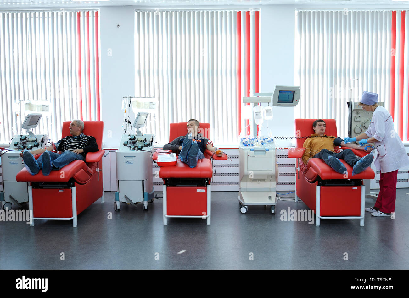 Lors de la ville (municipal) transfusion de sang. Appareils préparation infirmière - séparateur -pour la transfusion sanguine. Le 5 avril 2019. Kiev, Ukraine Banque D'Images