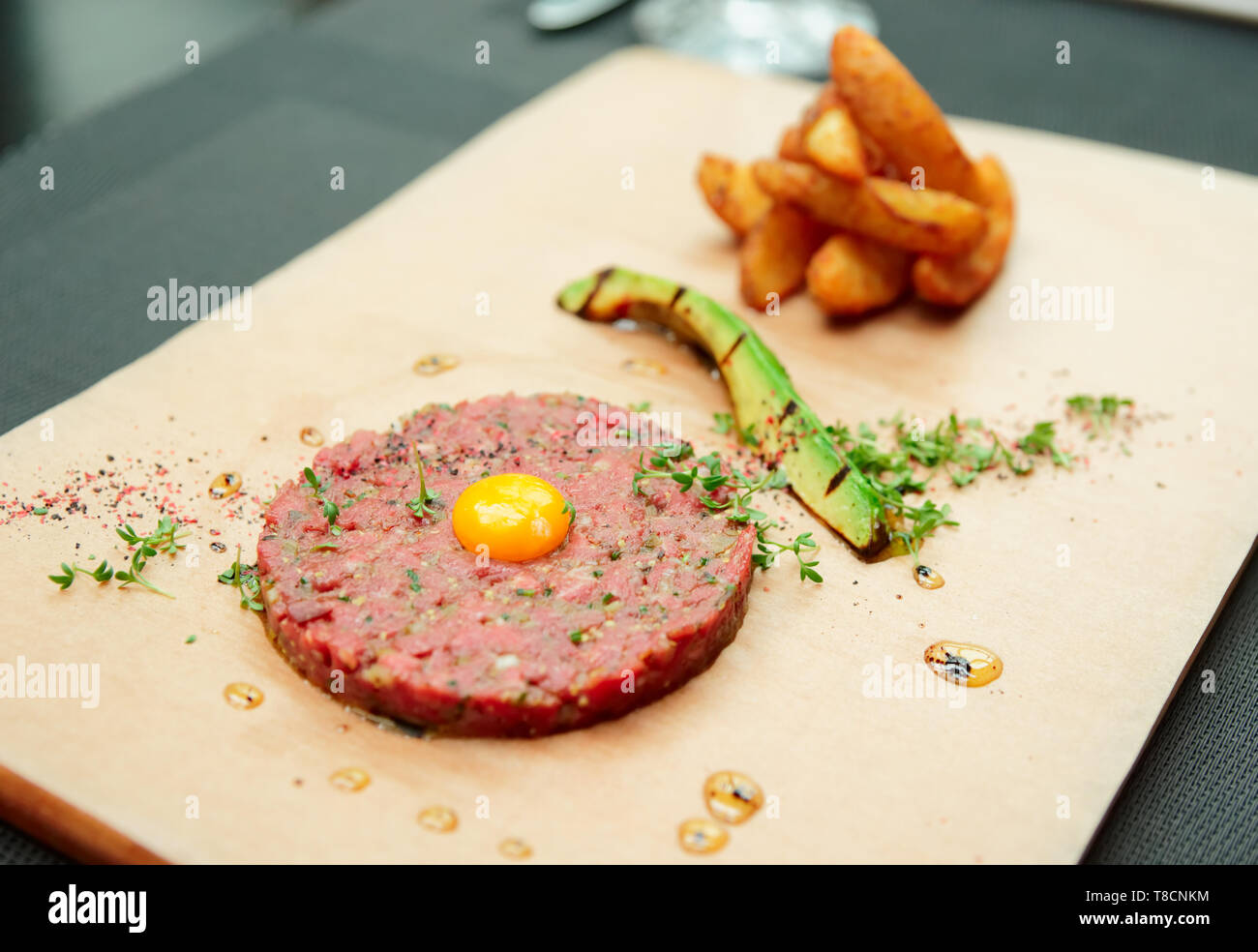 Tartare de boeuf avec frites et d'avocat, close-up Banque D'Images