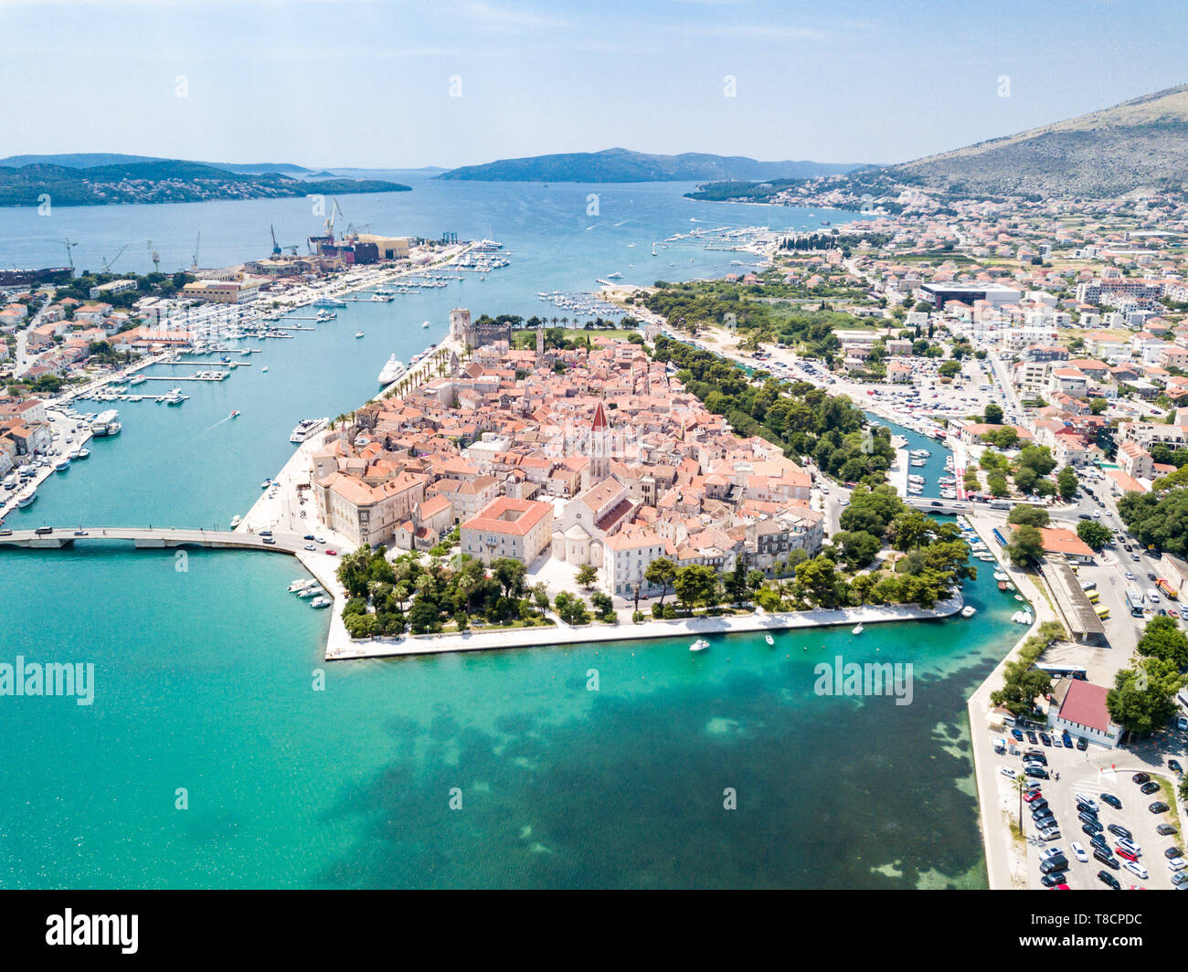 Vue aérienne de la ville touristique d'ancienne Trogir, ville historique sur une petite île et port sur la côte Adriatique dans le comté de Split-Dalmatie, en Croatie. Plus Ciovski Banque D'Images