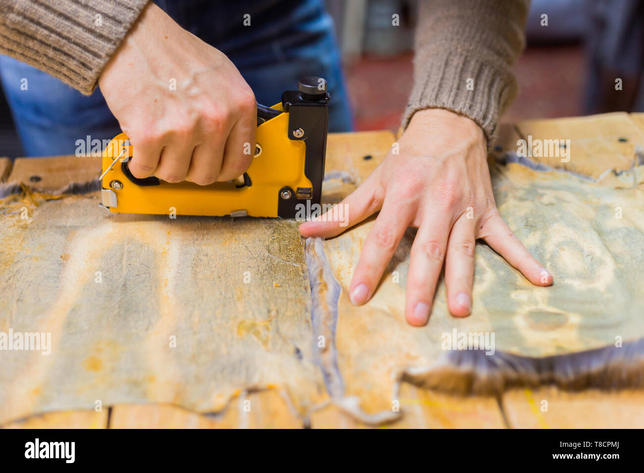 Professionnel hommes skinner, fourreur travaillant avec la peau vison à l'atelier, atelier. La mode et le travail du cuir concept Banque D'Images