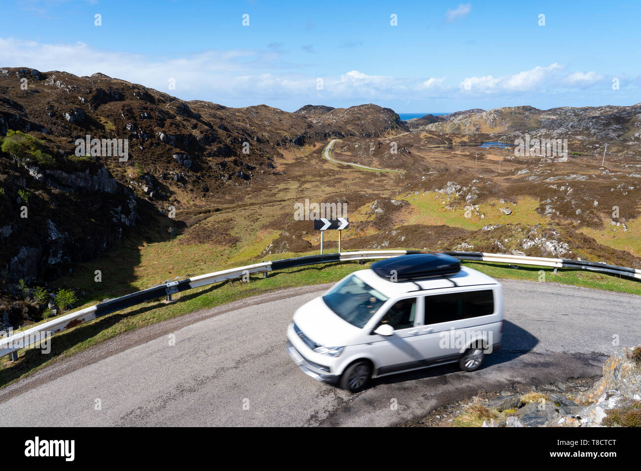 Single track road et le camping-car sur la côte nord de l'itinéraire en voiture panoramique 500 dans le nord de l'Assynt Ecosse, Royaume-Uni Banque D'Images