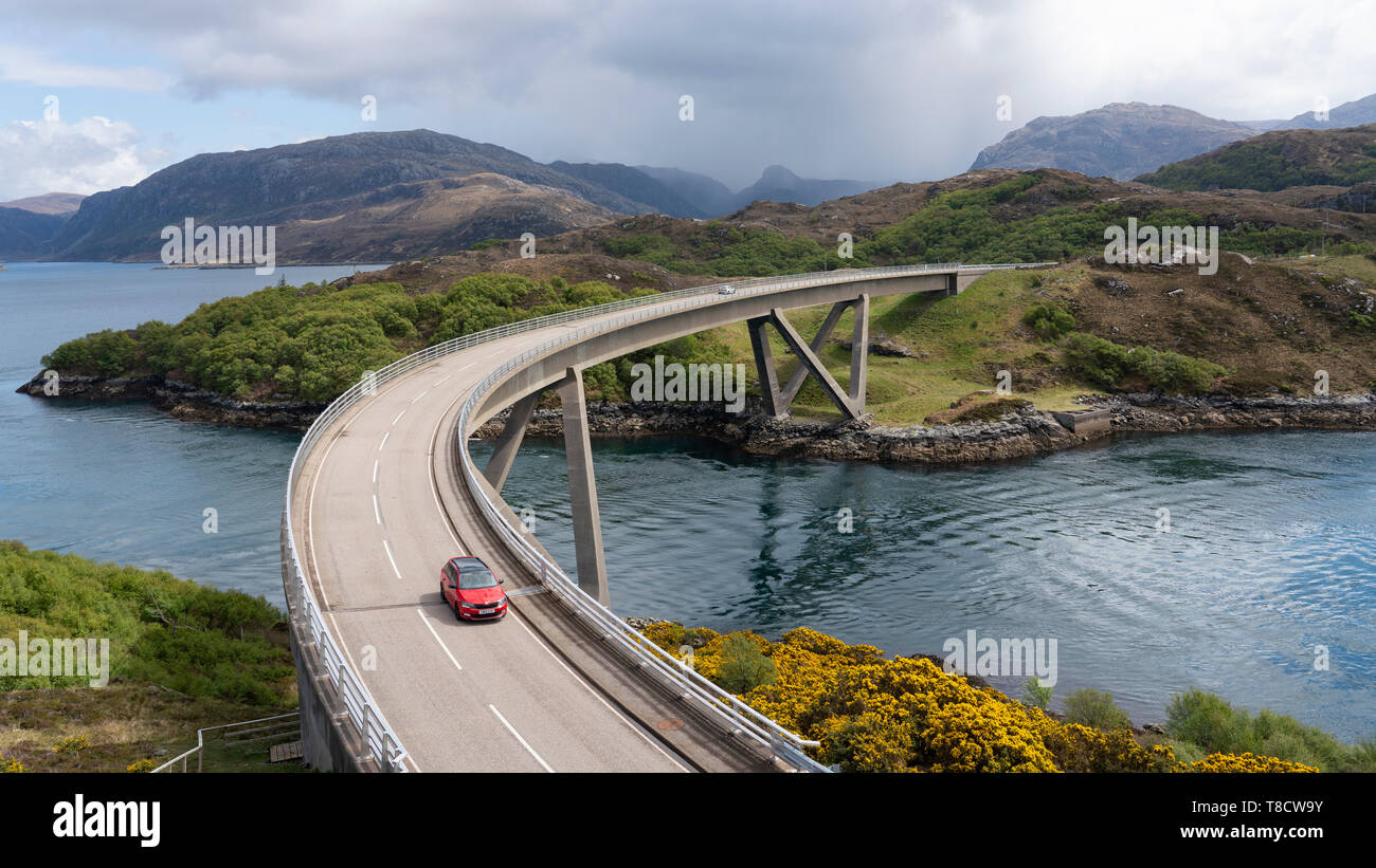 Kylesku Bridge sur la côte nord 500 route panoramique route in Sutherland, Highland, dans le nord de l'Ecosse, Royaume-Uni Banque D'Images