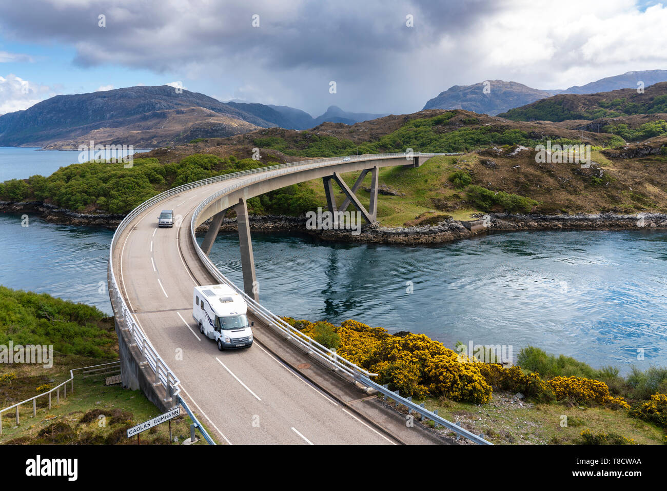 Kylesku Bridge sur la côte nord 500 route panoramique route in Sutherland, Highland, dans le nord de l'Ecosse, Royaume-Uni Banque D'Images