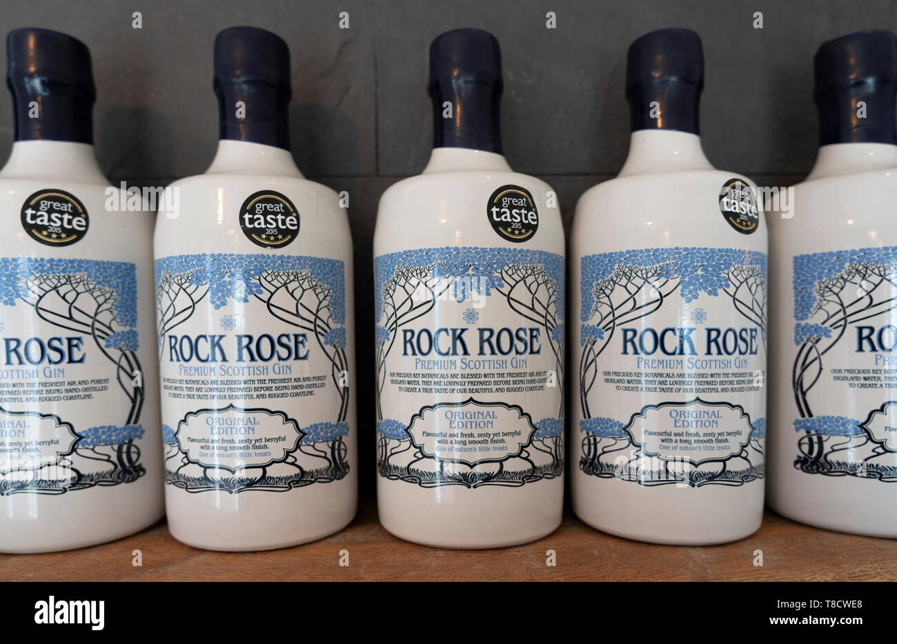 Bouteilles de Rock Rose Gin à Dunnett Bay distillerie à Caithness sur la côte nord de l'itinéraire en voiture panoramique 500 dans le nord de l'Ecosse, Royaume-Uni Banque D'Images