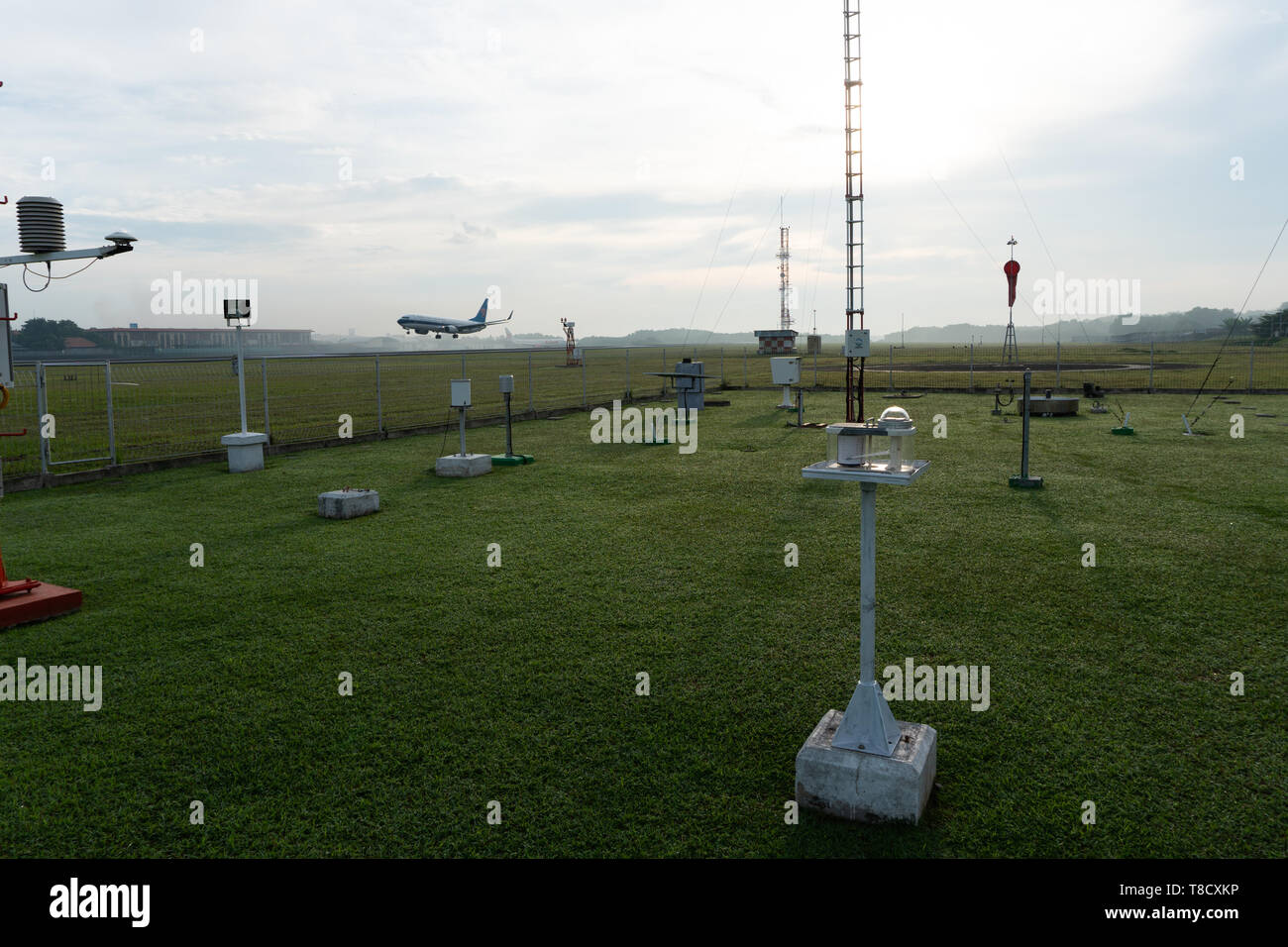 BADUNG/BALI-Décembre 07 2017 : un paysage de jardin météorologique à l'aéroport de Ngurah Rai Bali le matin quand le ciel gris et plein de cirrus Banque D'Images