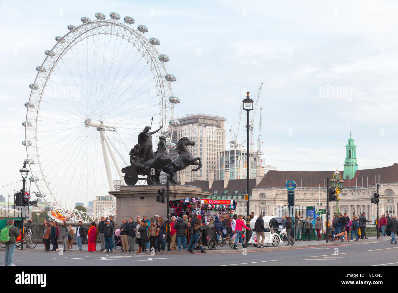Londres, Royaume-Uni - 31 octobre 2017 : avec Boadicea et ses filles groupe de sculptures en bronze et de London Eye (grande roue. Ordina Banque D'Images