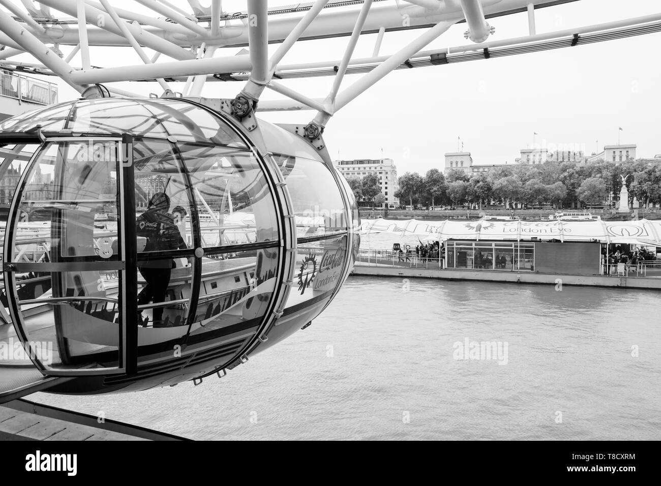 Londres, Royaume-Uni - 31 octobre 2017 : Les gens sont dans la cabine du London Eye (Grande roue montée sur la rive sud de la Tamise à Londres, b Banque D'Images