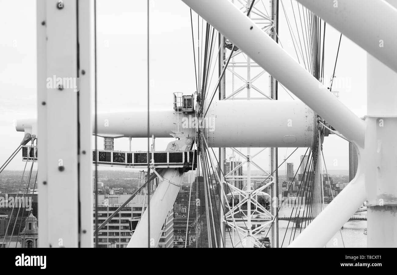 Londres, Royaume-Uni - 31 octobre 2017 : l'axe du London Eye (Grande roue montée sur la rive sud de la Tamise à Londres, noir et blanc Banque D'Images