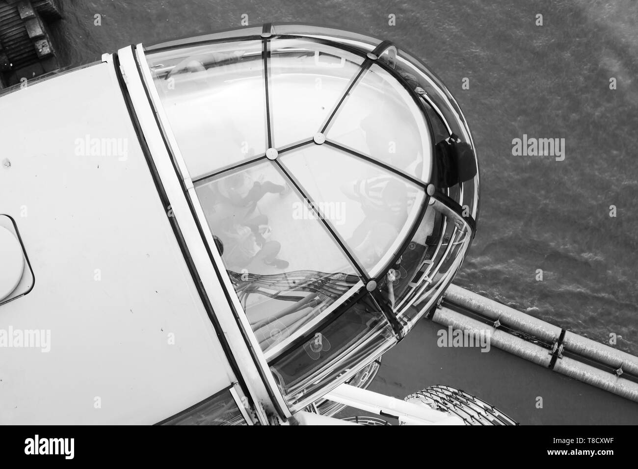 Londres, Royaume-Uni - 31 octobre 2017 : les touristes sont dans la cabine de London Eye (Grande roue montée sur la rive sud de la Tamise à Londres, Banque D'Images