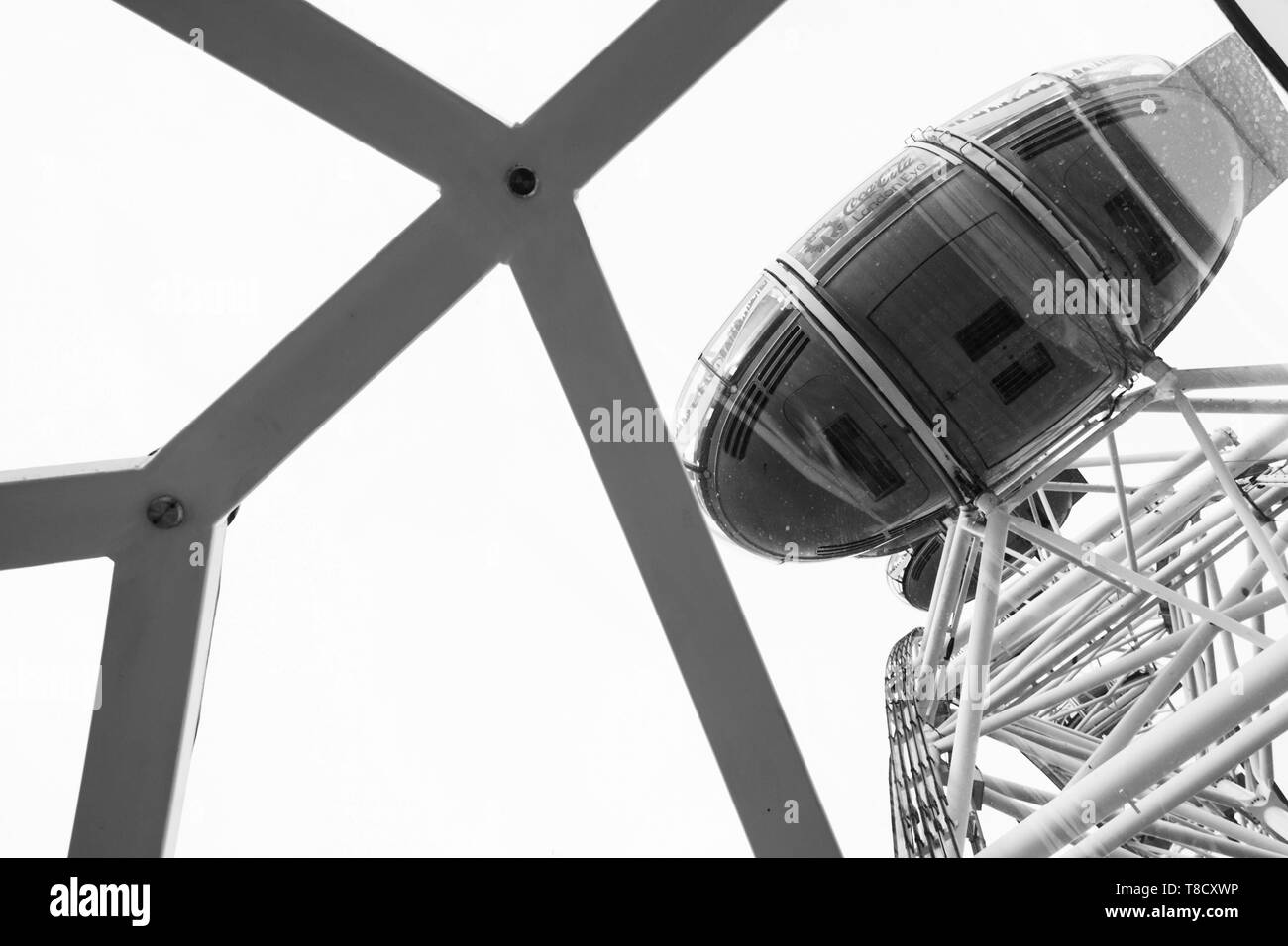 Londres, Royaume-Uni - 31 octobre 2017 : Cabine de London Eye (Grande roue montée sur la rive sud de la Tamise à Londres, noir et blanc Banque D'Images