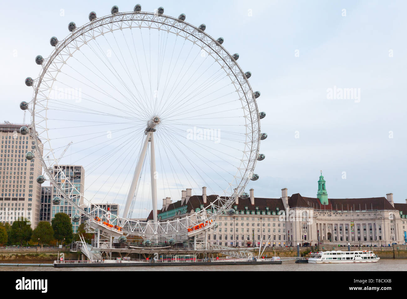 Londres, Royaume-Uni - 31 octobre 2017 : avec grande roue London Eye monté sur la rive sud de la Tamise à Londres Banque D'Images