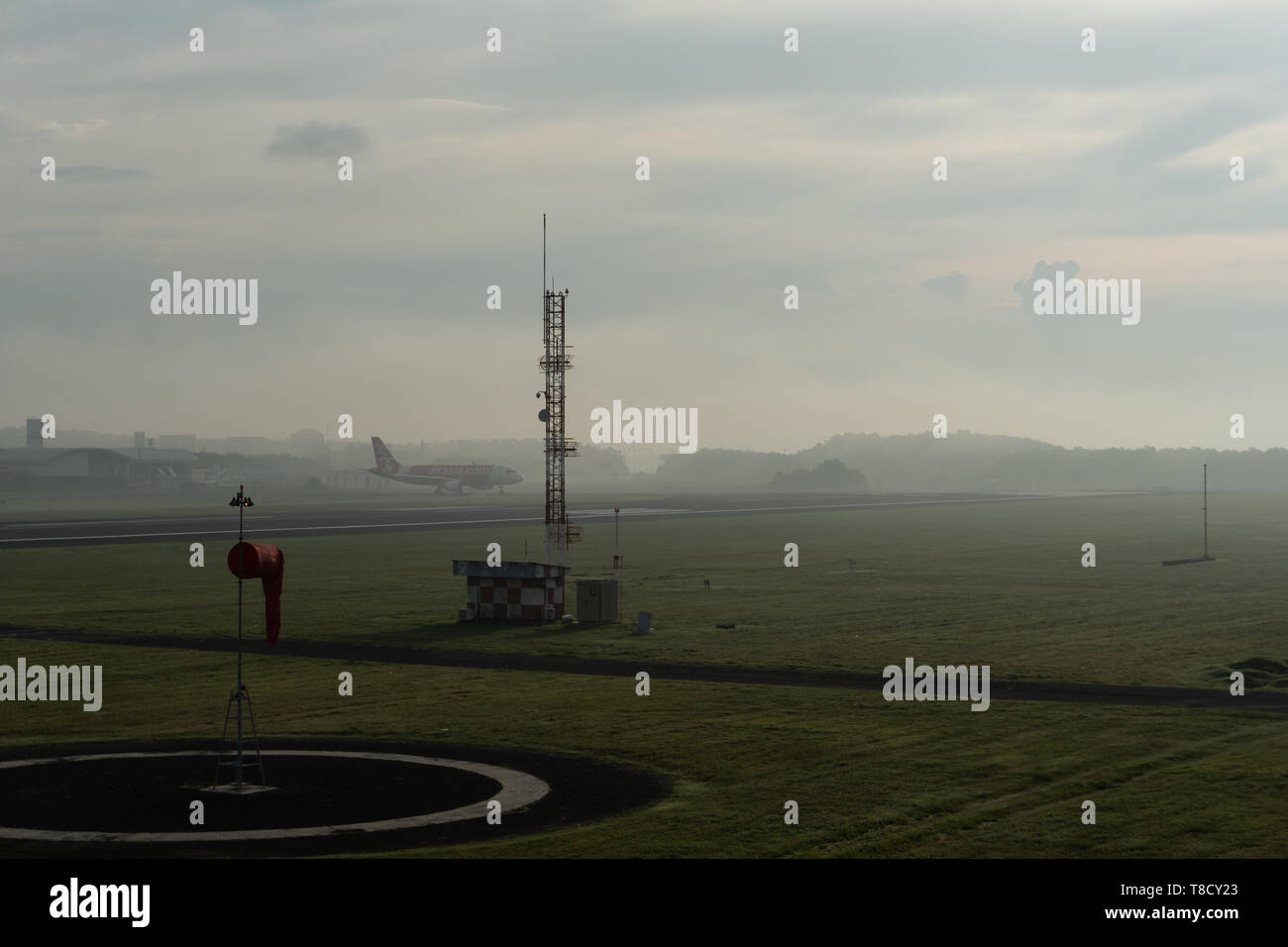 BADUNG/BALI-Avril 14 2019 : un paysage de jardin météorologique à l'aéroport de Ngurah Rai Bali le matin quand le ciel gris complet et un cirrus Banque D'Images