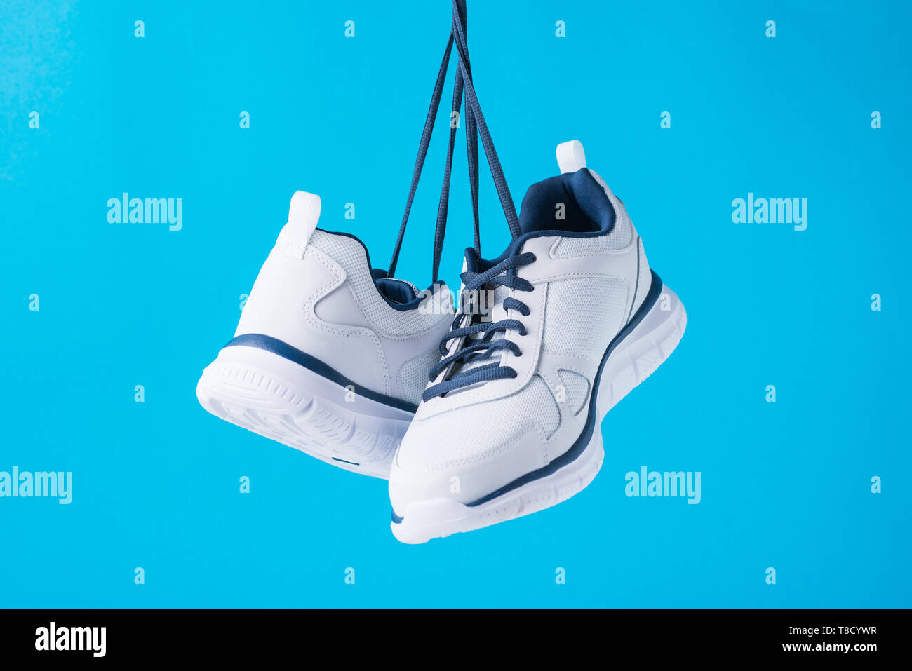 La mode homme chaussures de sport sur fond bleu. Sneakers homme élégant  pour le fitness, Close up Photo Stock - Alamy
