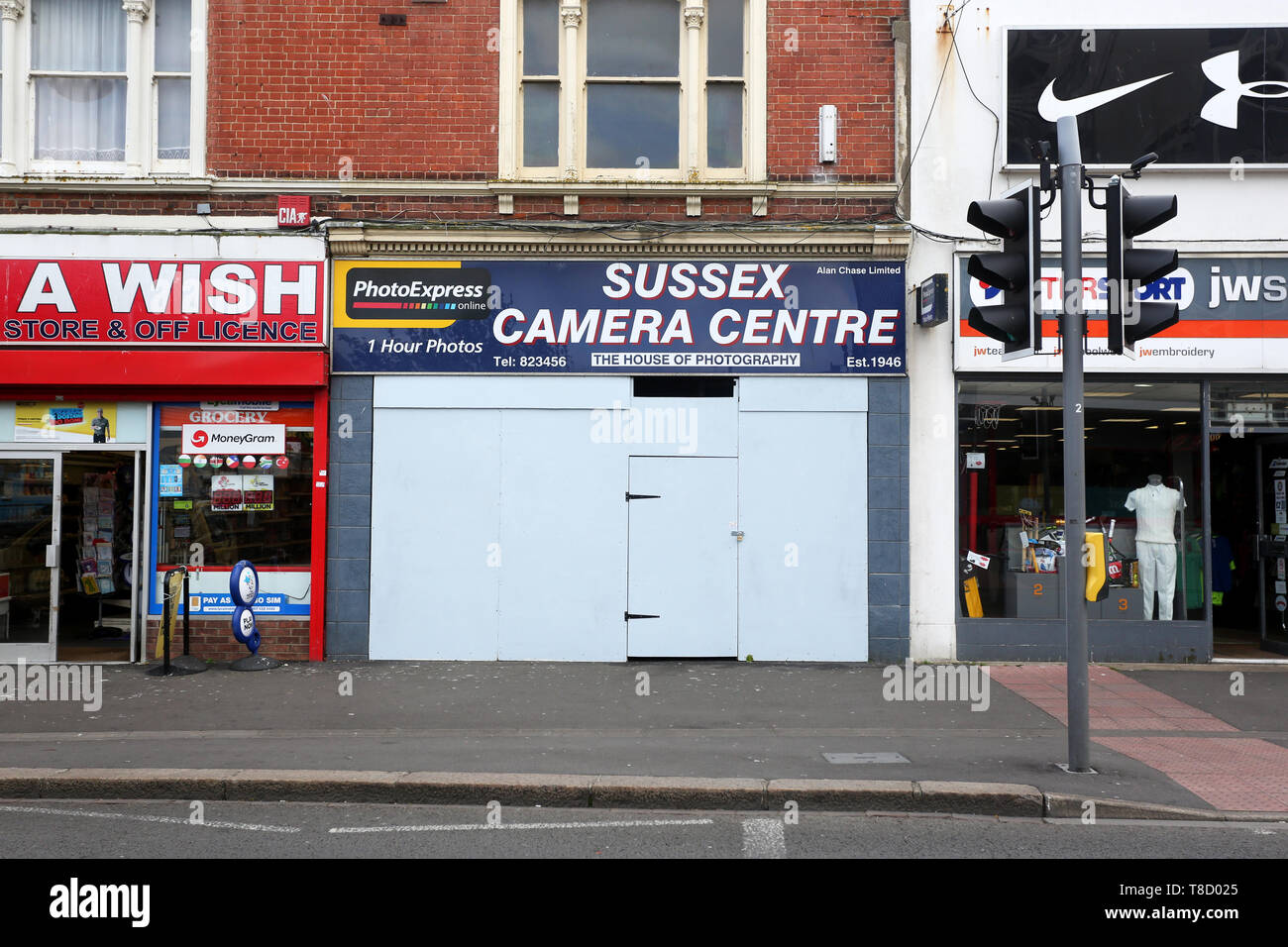Vue générale d'un appareil fermé boutique en Bognor Regis High Street, West Sussex, UK. Banque D'Images