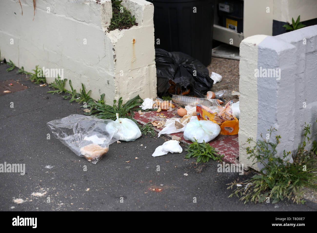 Déchets ménagers en photo vidé dans le porche d'une maison à Bognor Regis, West Sussex, UK. Banque D'Images