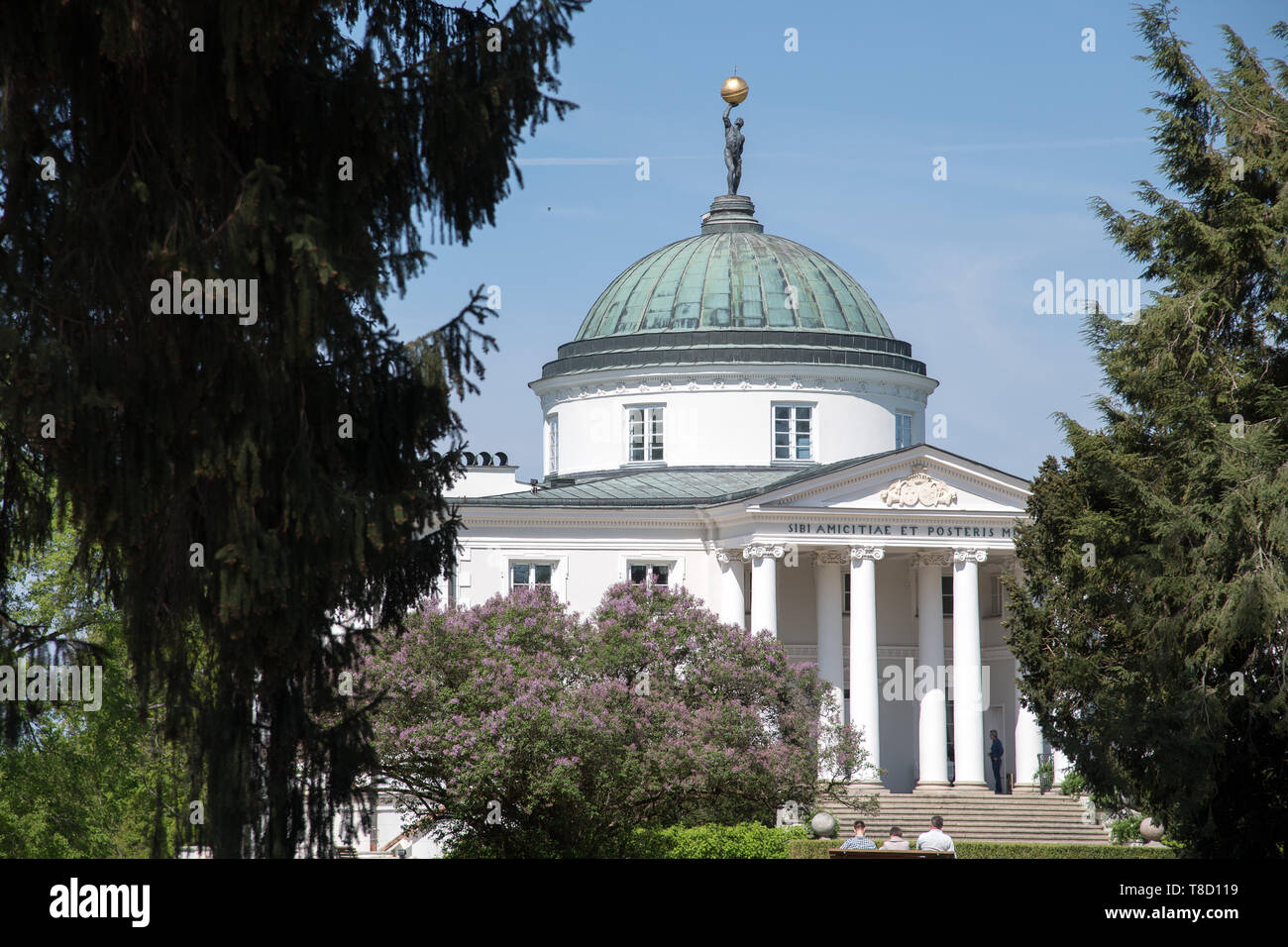 Statue d'Atlas sur le haut du dôme du palais néoclassique de Stanislaw Zawadzki inspiré par Villa Capra La Rotonda à Vicenza, Italie, les terres en anglais Banque D'Images